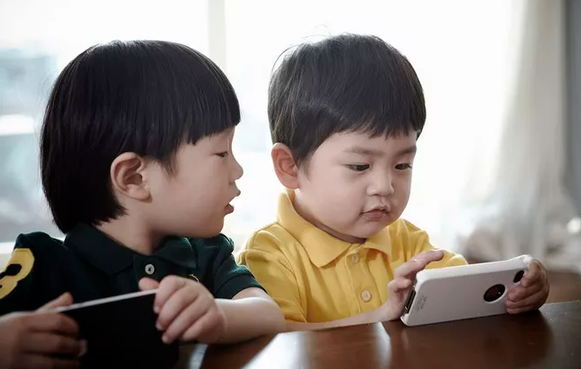孩子沉迷玩手機的危害 怎么才能讓孩子少玩手機