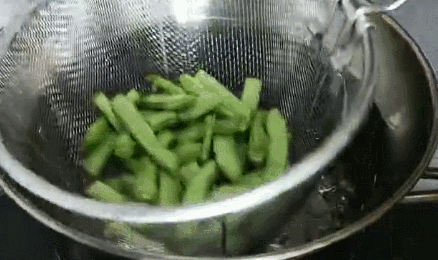 香椿炒雞蛋中毒是怎么回事 這些菜吃前一定要焯水