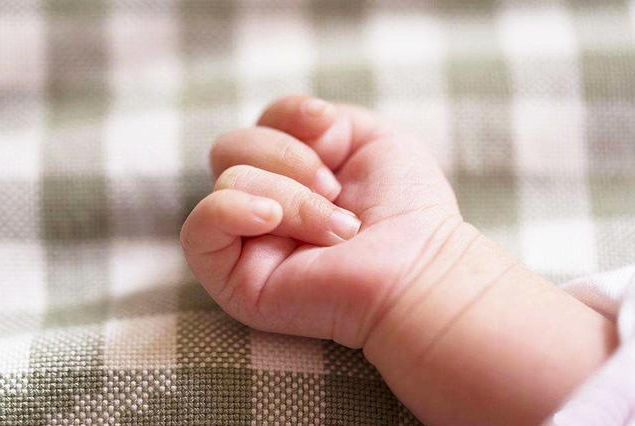 嬰兒一直握著拳頭好不好 幫助打開嬰兒拳頭的方法