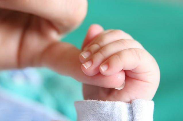 嬰兒一直握著拳頭好不好 幫助打開嬰兒拳頭的方法