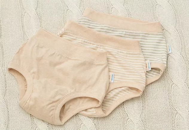 什么時(shí)候給孩子穿內(nèi)褲合適 怎么讓孩子愿意穿內(nèi)褲