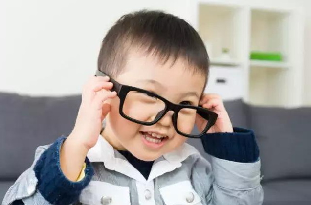 孩子歪頭瞇瞇眼是弱視嗎 家長怎么發現孩子有沒有弱視