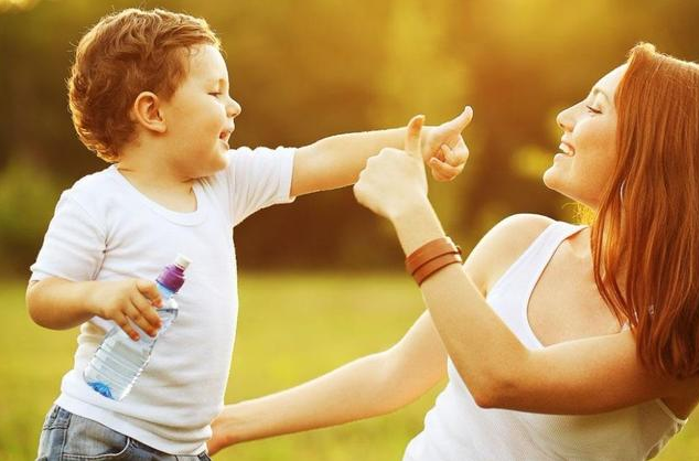 愛嘮叨的話癆寶寶更聰明嗎 家長怎么引導話癆寶寶