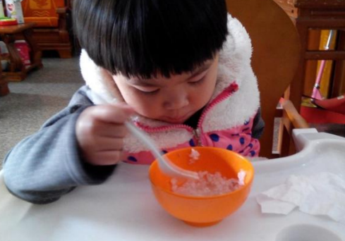 寶寶2歲前不能吃什么 兩歲前不能吃的輔食匯總