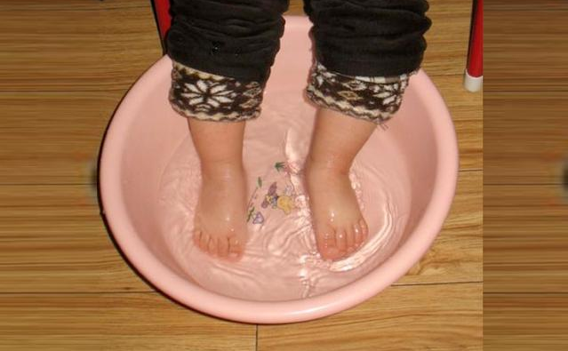 經常給孩子泡腳會得扁平足嗎 孩子扁平足怎么矯正鍛煉