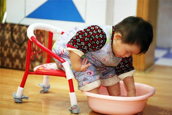 經常給孩子泡腳會得扁平足嗎 孩子扁平足怎么矯正鍛煉