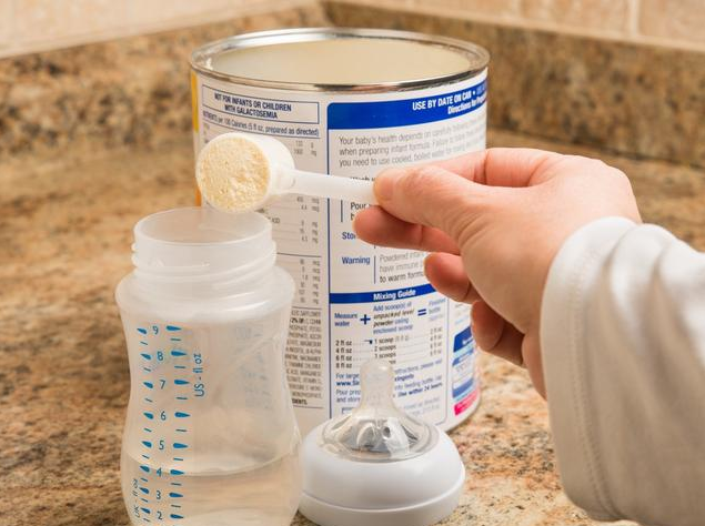 奶粉沖泡有結塊寶寶還能喝嗎 寶寶奶粉結塊是什么原因