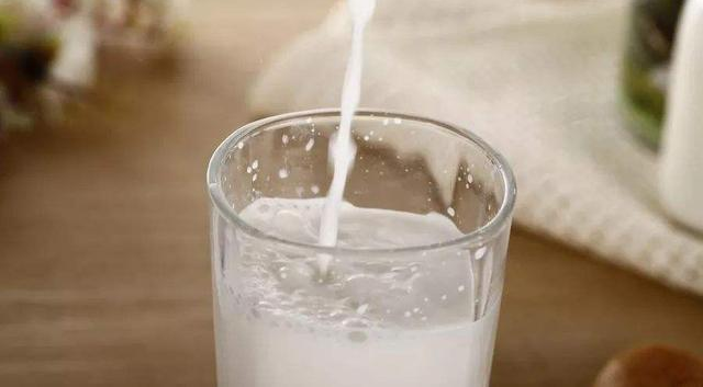 奶粉沖泡有結塊寶寶還能喝嗎 寶寶奶粉結塊是什么原因