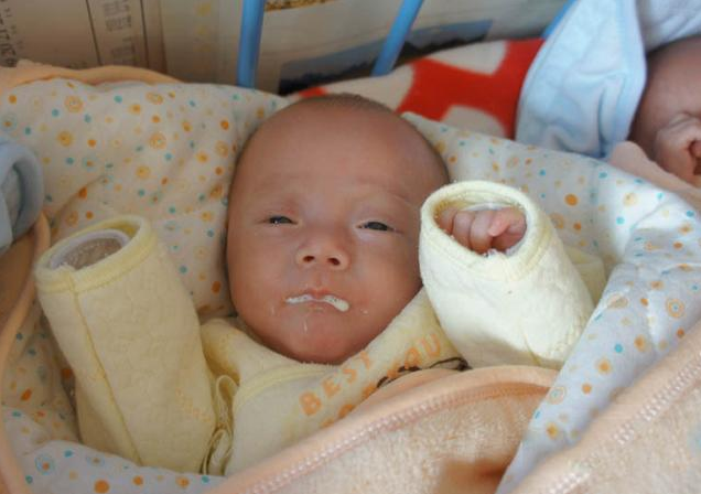 喂奶拍嗝了為什么還會吐奶 如何預防寶寶吐奶溢奶