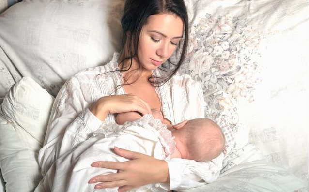 喂奶拍嗝了為什么還會吐奶 如何預防寶寶吐奶溢奶