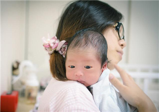 喂奶拍嗝了為什么還會吐奶 如何預防寶寶吐奶溢奶