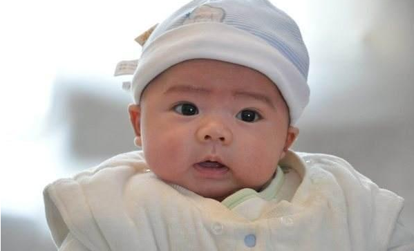 嬰幼兒斗雞眼正常嗎 嬰幼兒斗雞眼護理糾正方法 嬰幼兒斗雞眼正常嗎 嬰幼兒斗雞眼護理糾正方法