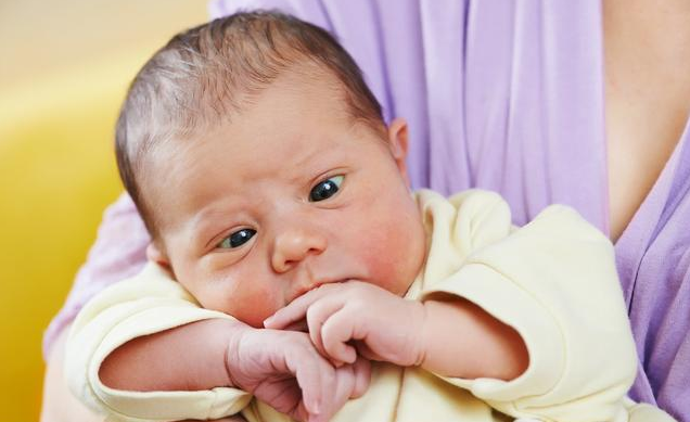 嬰幼兒斗雞眼正常嗎 嬰幼兒斗雞眼護理糾正方法 嬰幼兒斗雞眼正常嗎 嬰幼兒斗雞眼護理糾正方法