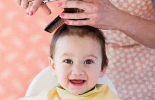 給寶寶真的越剃長的越快好嗎 夏天怎么給寶寶理發
