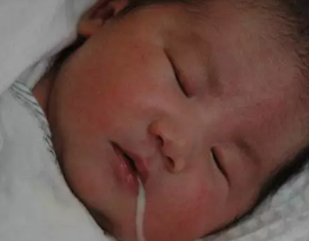 寶寶吐奶和溢奶的區(qū)別竟然這么大 嬰兒吐奶比溢奶嚴(yán)重嗎 寶寶吐奶和溢奶的區(qū)別竟然這么大 嬰兒吐奶比溢奶嚴(yán)重嗎