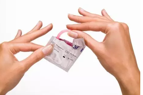 避孕套帶兩個更安全嗎 常見的錯誤的避孕方式 避孕套帶兩個更安全嗎 常見的錯誤的避孕方式