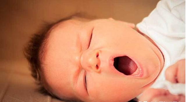 寶寶嘴里的白色東西是鵝口瘡嗎 怎么區分鵝口瘡和奶垢