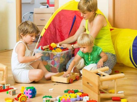 孩子看見(jiàn)玩具走不動(dòng)路怎么應(yīng)對(duì) 孩子愛(ài)買玩具怎么辦