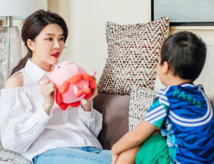 孩子看見(jiàn)玩具走不動(dòng)路怎么應(yīng)對(duì) 孩子愛(ài)買玩具怎么辦