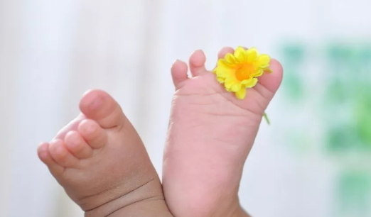 夏天到底要不要給寶寶穿襪子 給寶寶穿襪子要注意什么