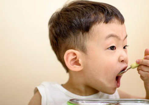 孩子左撇子需要糾正嗎 左撇子的孩子更聰明嗎 孩子左撇子需要糾正嗎 左撇子的孩子更聰明嗎