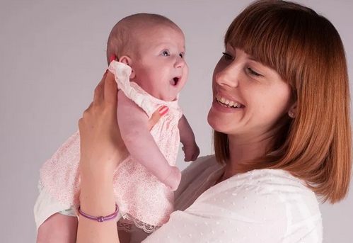 寶寶頭部斜傾是怎么回事 哪些抱姿會有什么影響