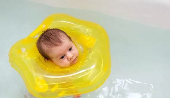 嬰兒脖圈游泳是個坑嗎 嬰兒正確游泳是怎么樣的 嬰兒脖圈游泳是個坑嗎 嬰兒正確游泳是怎么樣的