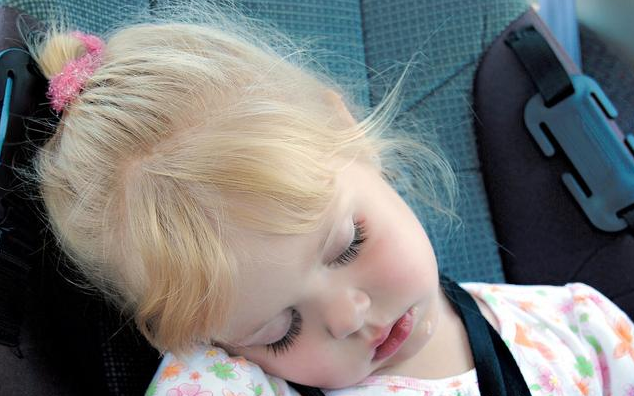 孩子睡覺流口水是什么引起的 孩子睡覺流口水怎么辦