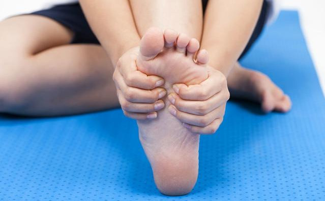 產后足跟痛是受涼了嗎 產后足跟痛應對方法 產后足跟痛是受涼了嗎 產后足跟痛應對方法