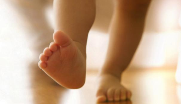 1歲寶寶喜歡踮起腳尖走路正常嗎 寶寶踮腳走路糾正方法