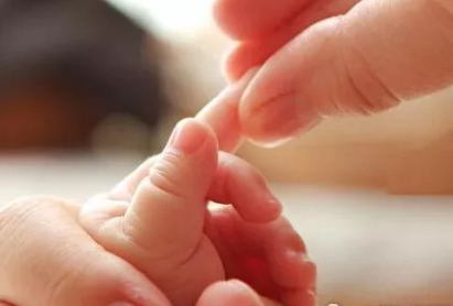 寶寶月牙白點豎紋代表什么呢 寶寶指甲有大秘密 寶寶月牙白點豎紋代表什么呢 寶寶指甲有大秘密