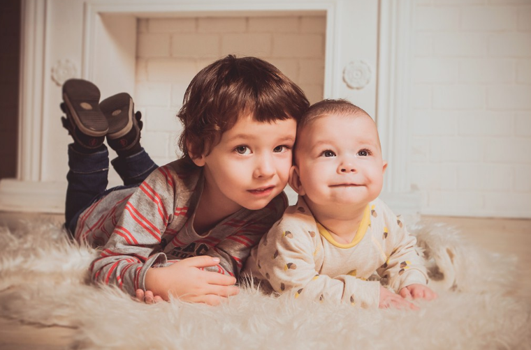 小孩在陌生環境中比較害羞膽小怎么辦好 如何去鍛煉孩子害羞膽小的