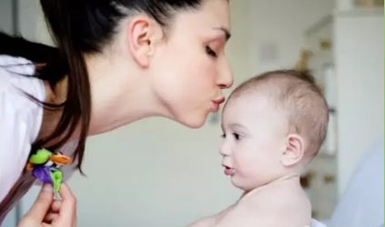 寶寶總喜歡撞頭是怎么回事 寶寶撞頭是正常的嗎 寶寶總喜歡撞頭是怎么回事 寶寶撞頭是正常的嗎