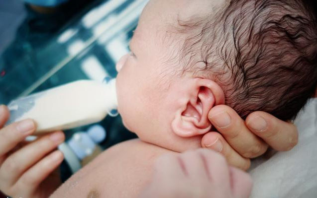 寶寶吃奶出汗怎么回事 寶寶吃奶出汗怎么辦