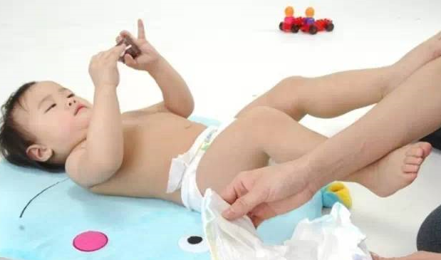 孩子換尿布前需要洗屁屁嗎 給寶寶換尿褲要注意什么