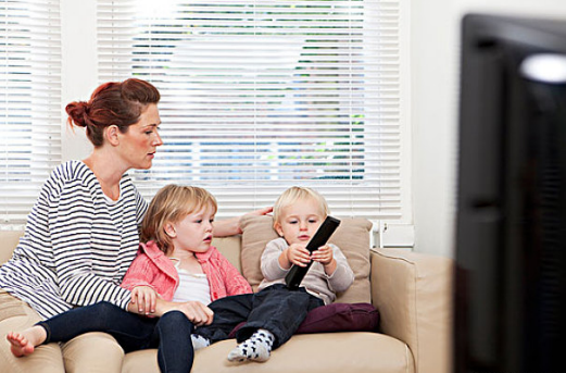 孩子看電視流眼淚怎么回事 一看電視就流淚的原因