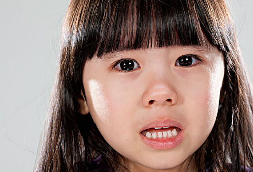 孩子看電視流眼淚怎么辦 看電視流淚是近視了嗎 孩子看電視流眼淚怎么辦 看電視流淚是近視了嗎