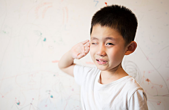 孩子看電視流眼淚怎么辦 看電視流淚是近視了嗎 孩子看電視流眼淚怎么辦 看電視流淚是近視了嗎