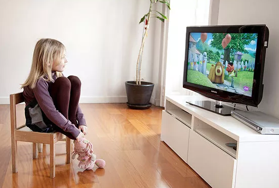 孩子看電視瞇眼睛是近視了嗎 看電視瞇眼睛怎么回事