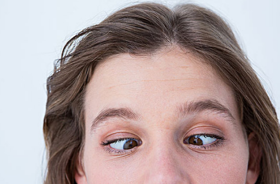 孩子看電視歪頭是怎么回事 看電視歪頭的原因 孩子看電視歪頭是怎么回事 看電視歪頭的原因