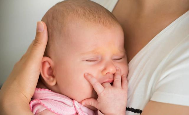 寶寶厭奶媽媽應該怎么做 寶寶厭奶要注意這些