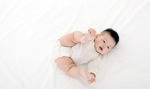 寶寶經常踢腿是什么原因 如何更好鍛煉寶寶的踢腿方式