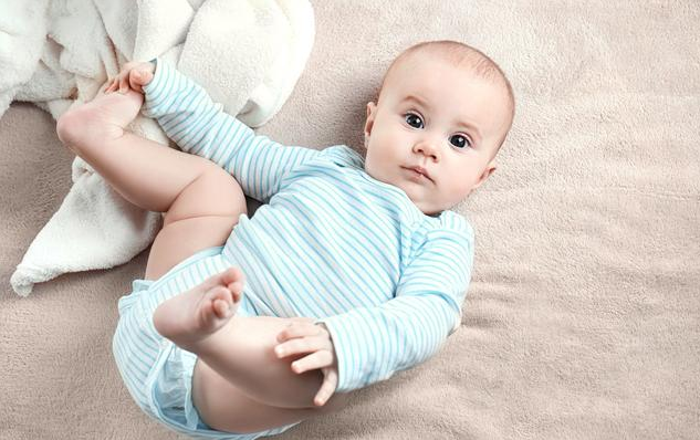 寶寶經常踢腿是什么原因 如何更好鍛煉寶寶的踢腿方式