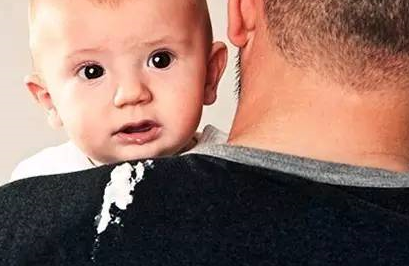 孩子溢奶從鼻子溢出來怎么辦 如何預防寶寶溢奶