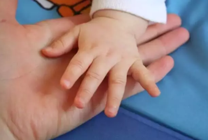 孩子溢奶從鼻子溢出來怎么辦 如何預防寶寶溢奶