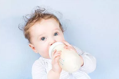 孩子溢奶從鼻子溢出來怎么辦 如何預防寶寶溢奶