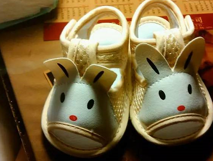 寶寶什么時候穿鞋合適 寶寶走穩了才能給嗎孩子穿鞋嗎