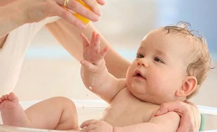 寶寶洗澡水用清水洗好嗎 寶洗澡水有什么講究 寶寶洗澡水用清水洗好嗎 寶洗澡水有什么講究