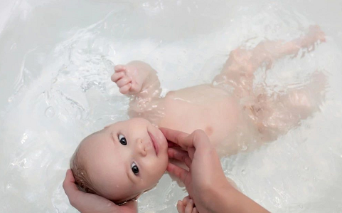 寶寶洗澡水用清水洗好嗎 寶洗澡水有什么講究 寶寶洗澡水用清水洗好嗎 寶洗澡水有什么講究