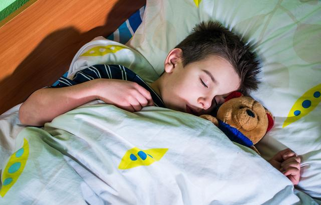 孩子大了不愿意分床睡怎么辦 孩子不與大人分床睡有什么危害